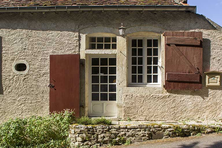 Détail de l'extrémité droite de la façade, rue du Château. © Sonia Dourlot / Région Bourgogne-Franche-Comté, Inventaire du patrimoine - 2015 Détail de l'extrémité droite de la façade, rue du Château. © Sonia Dourlot / Région Bourgogne-Franche-Comté, Inventaire du patrimoine - 2015