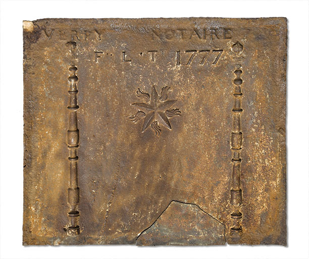 Plaque de cheminée déposée portant la date 1777. © Sonia Dourlot / Région Bourgogne-Franche-Comté, Inventaire du patrimoine - 2015 Plaque de cheminée déposée portant la date 1777. © Sonia Dourlot / Région Bourgogne-Franche-Comté, Inventaire du patrimoine - 2015