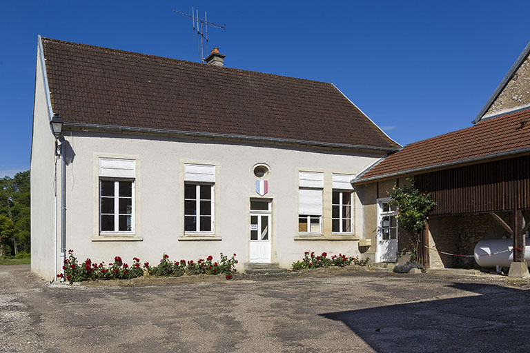 Ancienne école de garçons : façade antérieure, de trois quarts gauche. © Sonia Dourlot / Région Bourgogne-Franche-Comté, Inventaire du patrimoine - 2015