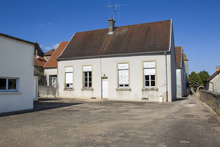 Ancienne école de garçons : façade postérieure, de trois quarts droite. © Sonia Dourlot / Région Bourgogne-Franche-Comté, Inventaire du patrimoine - 2015
