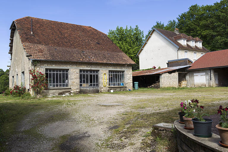 Atelier dans la cour. © Sonia Dourlot / Région Bourgogne-Franche-Comté, Inventaire du patrimoine - 2015 Atelier dans la cour. © Sonia Dourlot / Région Bourgogne-Franche-Comté, Inventaire du patrimoine - 2015