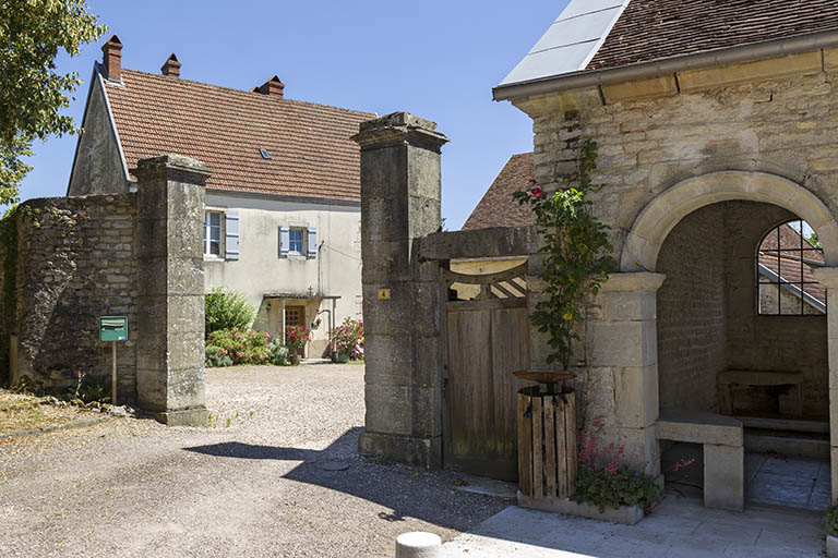 Vue générale depuis la place de l'Eglise. © Sonia Dourlot / Région Bourgogne-Franche-Comté, Inventaire du patrimoine - 2015