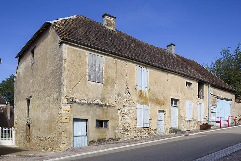 Ferme 5 rue du Château : vue de trois quart gauche. © Sonia Dourlot / Région Bourgogne-Franche-Comté, Inventaire du patrimoine - 2015 Ferme 5 rue du Château : vue de trois quart gauche. © Sonia Dourlot / Région Bourgogne-Franche-Comté, Inventaire du patrimoine - 2015