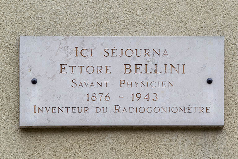 Plaque commémorative concernant Ettore Bellini, fixée sur la façade antérieure. © Sonia Dourlot / Région Bourgogne-Franche-Comté, Inventaire du patrimoine - 2015 Plaque commémorative concernant Ettore Bellini, fixée sur la façade antérieure. © Sonia Dourlot / Région Bourgogne-Franche-Comté, Inventaire du patrimoine - 2015