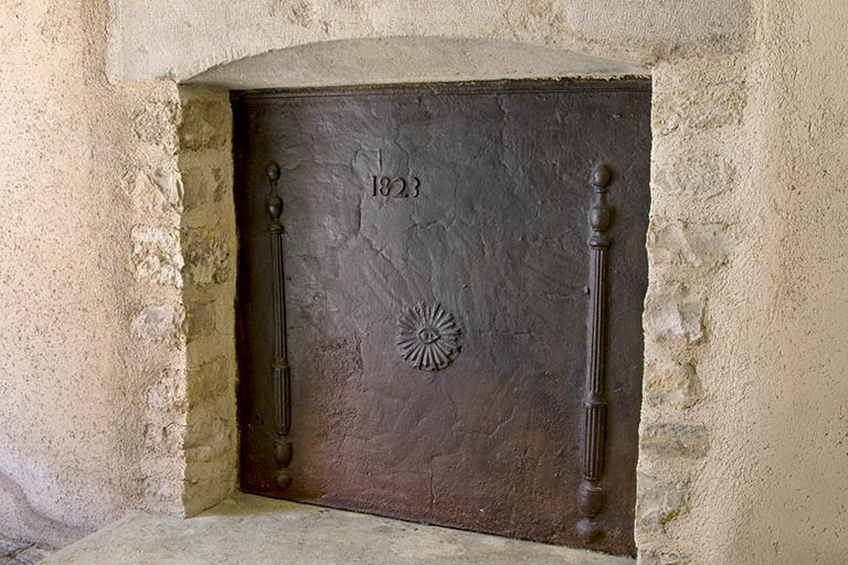 Plaque de cheminée portant la date 1823. © Sonia Dourlot / Région Bourgogne-Franche-Comté, Inventaire du patrimoine - 2015 Plaque de cheminée portant la date 1823. © Sonia Dourlot / Région Bourgogne-Franche-Comté, Inventaire du patrimoine - 2015
