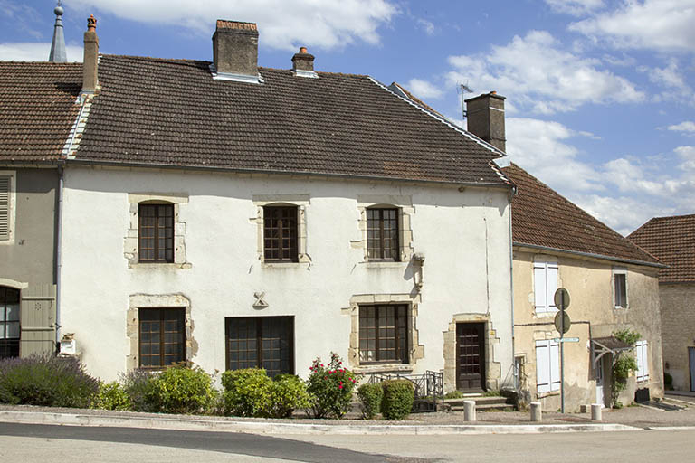 Maison 2 place Gabrielle de Salverte. © Sonia Dourlot / Région Bourgogne-Franche-Comté, Inventaire du patrimoine - 2015 Maison 2 place Gabrielle de Salverte. © Sonia Dourlot / Région Bourgogne-Franche-Comté, Inventaire du patrimoine - 2015