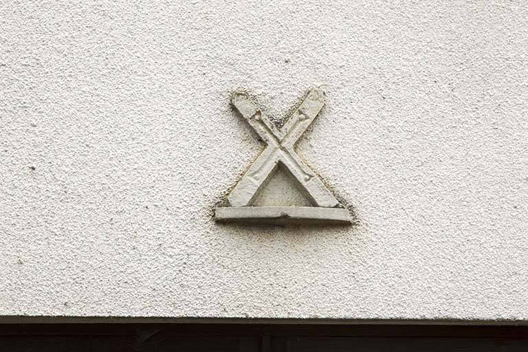 Maison 2 place Gabrielle de Salverte, détail : croix de saint André. © Sonia Dourlot / Région Bourgogne-Franche-Comté, Inventaire du patrimoine - 2015 Maison 2 place Gabrielle de Salverte, détail : croix de saint André. © Sonia Dourlot / Région Bourgogne-Franche-Comté, Inventaire du patrimoine - 2015