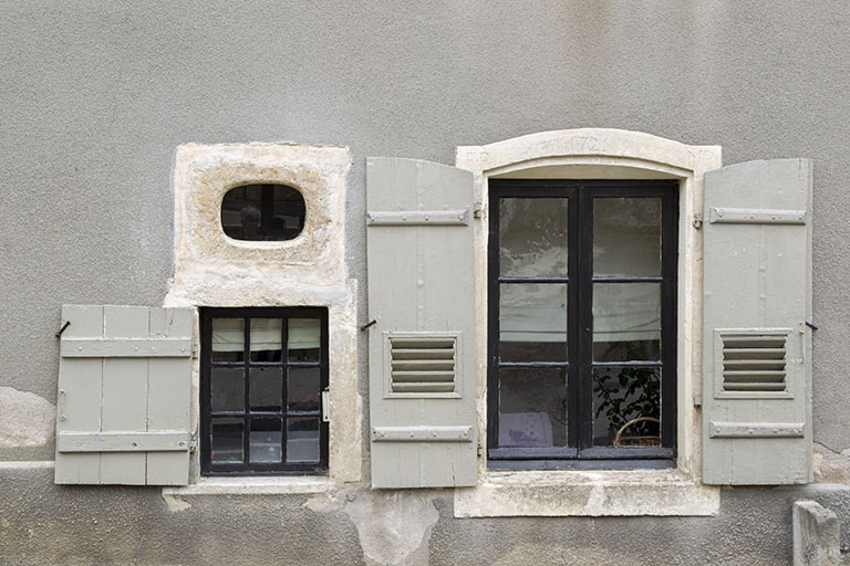 Maison 4 place Gabrielle de Salverte, détail : baies du rez-de-chaussée. © Sonia Dourlot / Région Bourgogne-Franche-Comté, Inventaire du patrimoine - 2015 Maison 4 place Gabrielle de Salverte, détail : baies du rez-de-chaussée. © Sonia Dourlot / Région Bourgogne-Franche-Comté, Inventaire du patrimoine - 2015