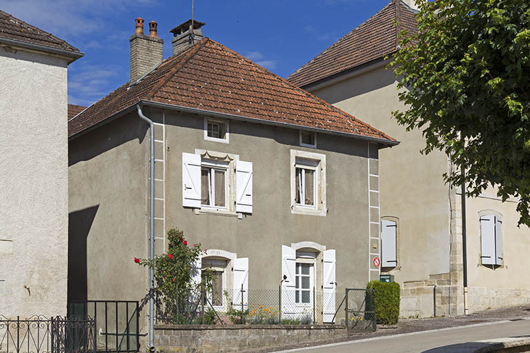 Vue générale de trois quart gauche. © Sonia Dourlot / Région Bourgogne-Franche-Comté, Inventaire du patrimoine - 2015 Vue générale de trois quart gauche. © Sonia Dourlot / Région Bourgogne-Franche-Comté, Inventaire du patrimoine - 2015