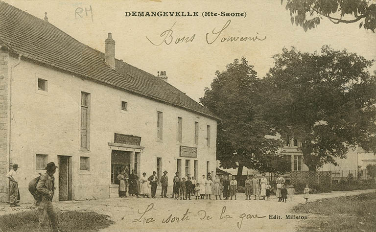 Demangevelle. La sortie de la gare. Carte postale. © Jérôme  Mongreville (reproduction) / Région Bourgogne-Franche-Comté, Inventaire du patrimoine - 2015 Demangevelle. La sortie de la gare. Carte postale. © Jérôme  Mongreville (reproduction) / Région Bourgogne-Franche-Comté, Inventaire du patrimoine - 2015