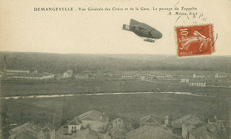 Demangevelle. Vue des cités et de la gare. Le passage du zeppelin. Carte postale. © Jérôme  Mongreville (reproduction) / Région Bourgogne-Franche-Comté, Inventaire du patrimoine - 2015 Demangevelle. Vue des cités et de la gare. Le passage du zeppelin. Carte postale. © Jérôme  Mongreville (reproduction) / Région Bourgogne-Franche-Comté, Inventaire du patrimoine - 2015