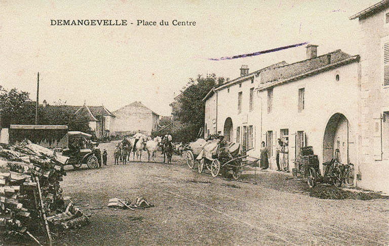Demangevelle. Place du centre. Carte postale. © Jérôme  Mongreville (reproduction) / Région Bourgogne-Franche-Comté, Inventaire du patrimoine - 2015 Demangevelle. Place du centre. Carte postale. © Jérôme  Mongreville (reproduction) / Région Bourgogne-Franche-Comté, Inventaire du patrimoine - 2015