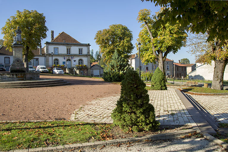 La place publique. © Sonia Dourlot / Région Bourgogne-Franche-Comté, Inventaire du patrimoine - 2015