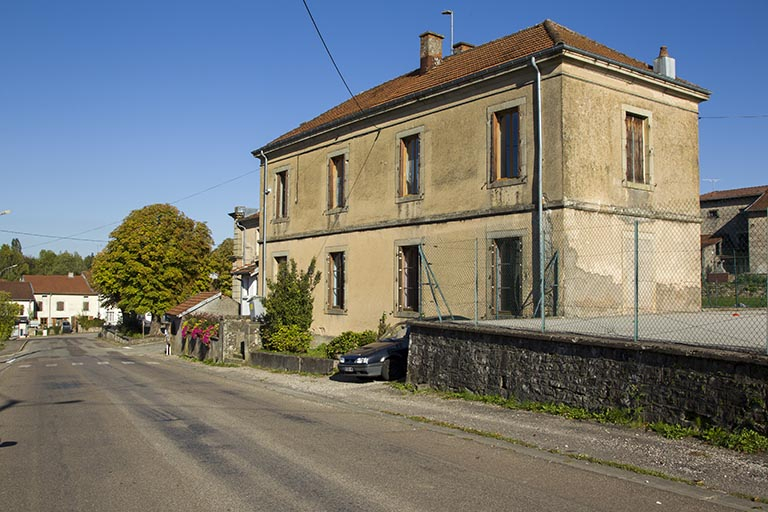 L'école, vue depuis la rue de Vougécourt. © Sonia Dourlot / Région Bourgogne-Franche-Comté, Inventaire du patrimoine - 2015
