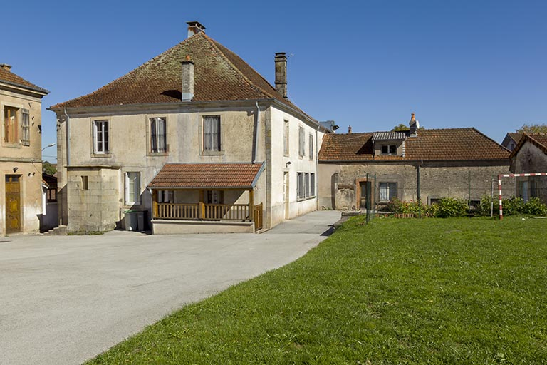 Façade postérieure de la mairie. © Sonia Dourlot / Région Bourgogne-Franche-Comté, Inventaire du patrimoine - 2015