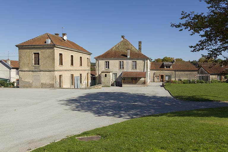 Façades sud et est de l'école. © Sonia Dourlot / Région Bourgogne-Franche-Comté, Inventaire du patrimoine - 2015