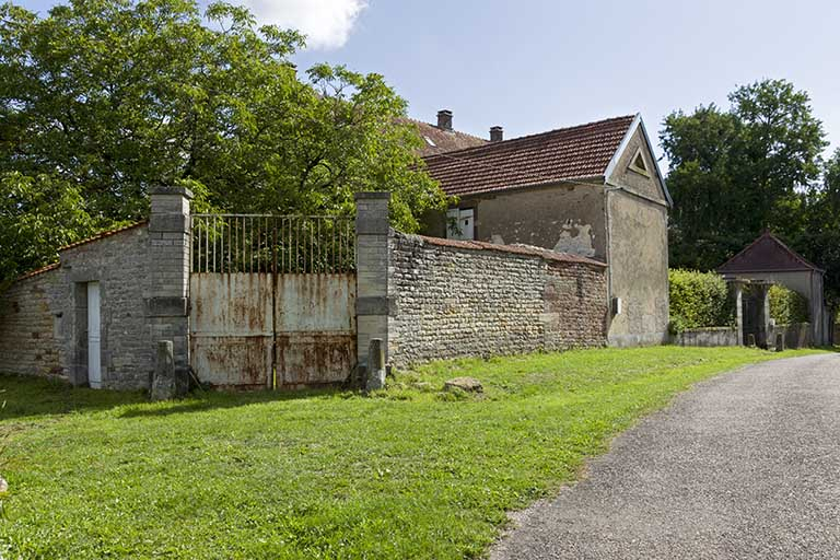 Vue sur la propriété depuis l'angle de la rue du Château et de la rue du Bourg. © Sonia Dourlot / Région Bourgogne-Franche-Comté, Inventaire du patrimoine - 2015