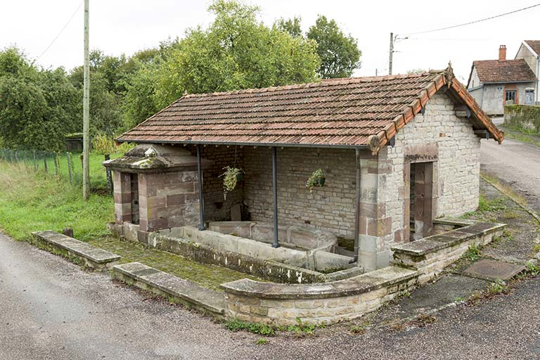 Fontaine-lavoir, rue Jeoffroy. © Sonia Dourlot / Région Bourgogne-Franche-Comté, Inventaire du patrimoine - 2015