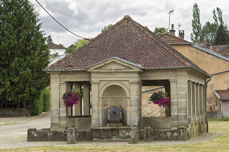 Fontaine-lavoir de la rue Charrière de Vougécourt. © Sonia Dourlot / Région Bourgogne-Franche-Comté, Inventaire du patrimoine - 2015