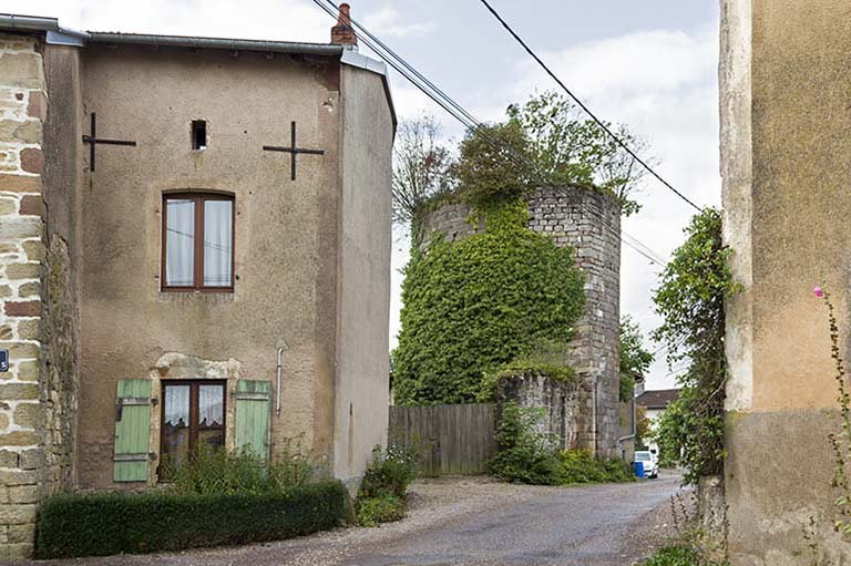 La tour dite Mathey, rue du Bourg. © Sonia Dourlot / Région Bourgogne-Franche-Comté, Inventaire du patrimoine - 2015