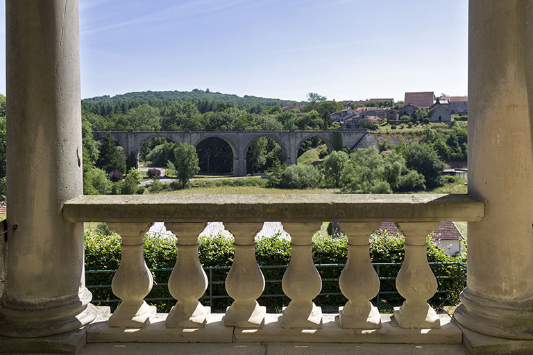 Vue sur la côte et le viaduc depuis la demeure Dutailly. © Sonia Dourlot / Région Bourgogne-Franche-Comté, Inventaire du patrimoine - 2015