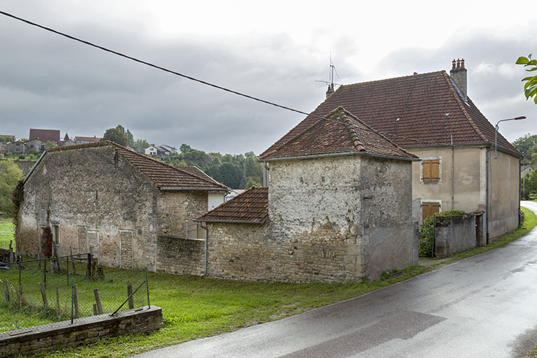 Vue d'ensemble depuis la rue du Presbytère. © Sonia Dourlot / Région Bourgogne-Franche-Comté, Inventaire du patrimoine - 2015