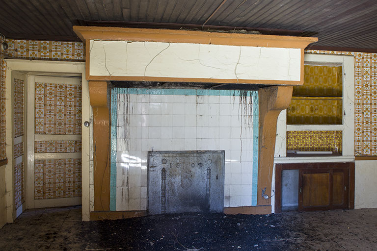 La cheminée et sa plaque. © Sonia Dourlot / Région Bourgogne-Franche-Comté, Inventaire du patrimoine - 2015