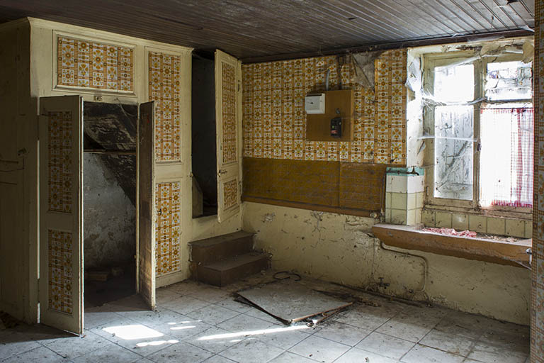 Vue générale de la cuisine, avec la pierre d'évier sous la baie et l'escalier. © Sonia Dourlot / Région Bourgogne-Franche-Comté, Inventaire du patrimoine - 2015