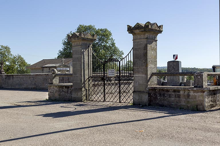 Le cimetière transféré au 19e siècle, rue du Cimetière. © Sonia Dourlot / Région Bourgogne-Franche-Comté, Inventaire du patrimoine - 2015
