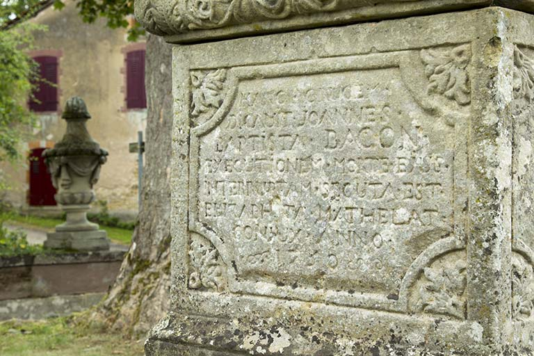 Inscriptions gravées sur une des parois de la base. © Sonia Dourlot / Région Bourgogne-Franche-Comté, Inventaire du patrimoine - 2015