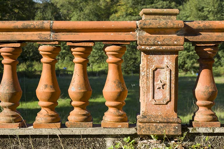 Balustrade de la terrasse, façade nord. © Sonia Dourlot / Région Bourgogne-Franche-Comté, Inventaire du patrimoine - 2015 Balustrade de la terrasse, façade nord. © Sonia Dourlot / Région Bourgogne-Franche-Comté, Inventaire du patrimoine - 2015
