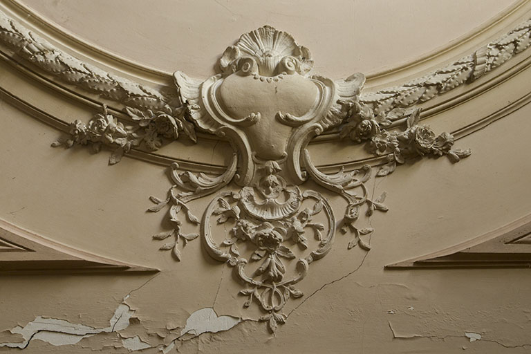 Moulures décoratives au plafond, grand salon. © Sonia Dourlot / Région Bourgogne-Franche-Comté, Inventaire du patrimoine - 2015 Moulures décoratives au plafond, grand salon. © Sonia Dourlot / Région Bourgogne-Franche-Comté, Inventaire du patrimoine - 2015
