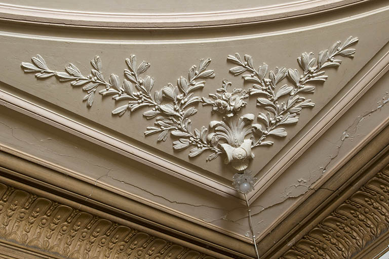 Détail de moulures au plafond. © Sonia Dourlot / Région Bourgogne-Franche-Comté, Inventaire du patrimoine - 2015 Détail de moulures au plafond. © Sonia Dourlot / Région Bourgogne-Franche-Comté, Inventaire du patrimoine - 2015