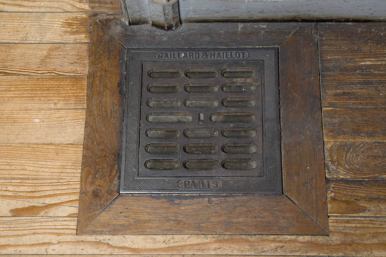 Grille de ventilation du chauffage central. © Sonia Dourlot / Région Bourgogne-Franche-Comté, Inventaire du patrimoine - 2015 Grille de ventilation du chauffage central. © Sonia Dourlot / Région Bourgogne-Franche-Comté, Inventaire du patrimoine - 2015