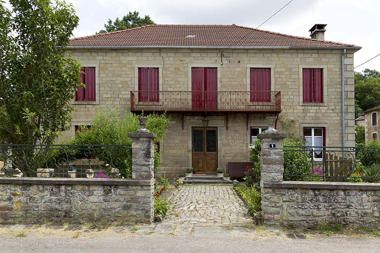 Ancien café du hameau. © Sonia Dourlot / Région Bourgogne-Franche-Comté, Inventaire du patrimoine - 2015 Ancien café du hameau. © Sonia Dourlot / Région Bourgogne-Franche-Comté, Inventaire du patrimoine - 2015