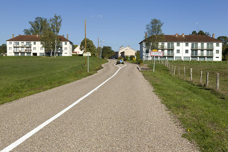 Entrée du hameau. © Sonia Dourlot / Région Bourgogne-Franche-Comté, Inventaire du patrimoine - 2015 Entrée du hameau. © Sonia Dourlot / Région Bourgogne-Franche-Comté, Inventaire du patrimoine - 2015