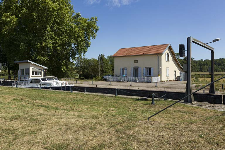 Le site d'écluse, vue d'ensemble. © Sonia Dourlot / Région Bourgogne-Franche-Comté, Inventaire du patrimoine - 2015 Le site d'écluse, vue d'ensemble. © Sonia Dourlot / Région Bourgogne-Franche-Comté, Inventaire du patrimoine - 2015