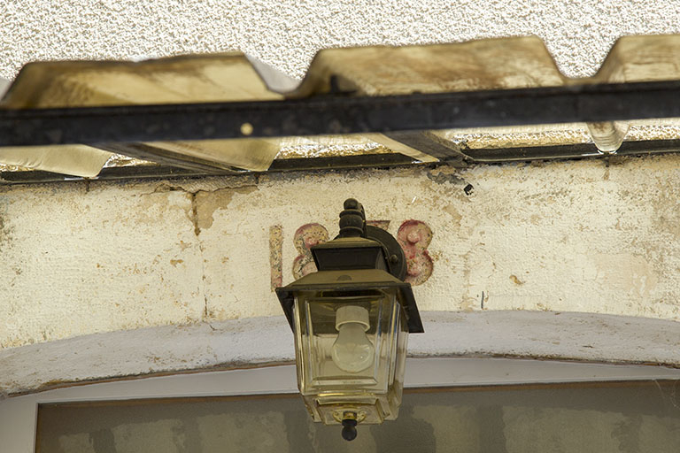 Date de construction de la maison au dessus de la porte d'entrée. © Sonia Dourlot / Région Bourgogne-Franche-Comté, Inventaire du patrimoine - 2015 Date de construction de la maison au dessus de la porte d'entrée. © Sonia Dourlot / Région Bourgogne-Franche-Comté, Inventaire du patrimoine - 2015