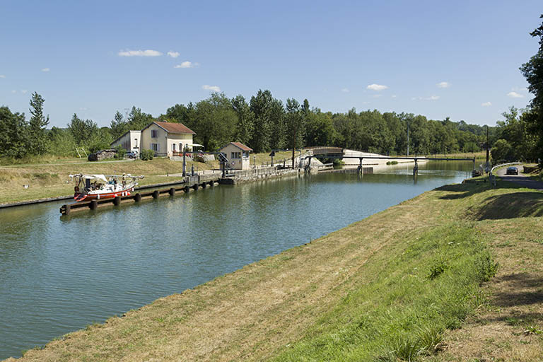 Depuis la rive droite, en amont, vue du site : barrage et écluse. © Sonia Dourlot / Région Bourgogne-Franche-Comté, Inventaire du patrimoine - 2015 Depuis la rive droite, en amont, vue du site : barrage et écluse. © Sonia Dourlot / Région Bourgogne-Franche-Comté, Inventaire du patrimoine - 2015