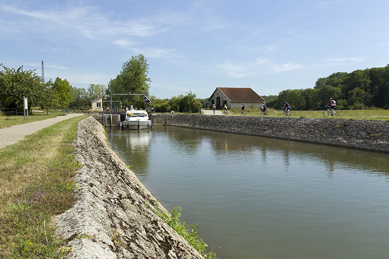 Depuis la rive droite en aval, vue sur le site d'écluse. © Sonia Dourlot / Région Bourgogne-Franche-Comté, Inventaire du patrimoine - 2015 Depuis la rive droite en aval, vue sur le site d'écluse. © Sonia Dourlot / Région Bourgogne-Franche-Comté, Inventaire du patrimoine - 2015