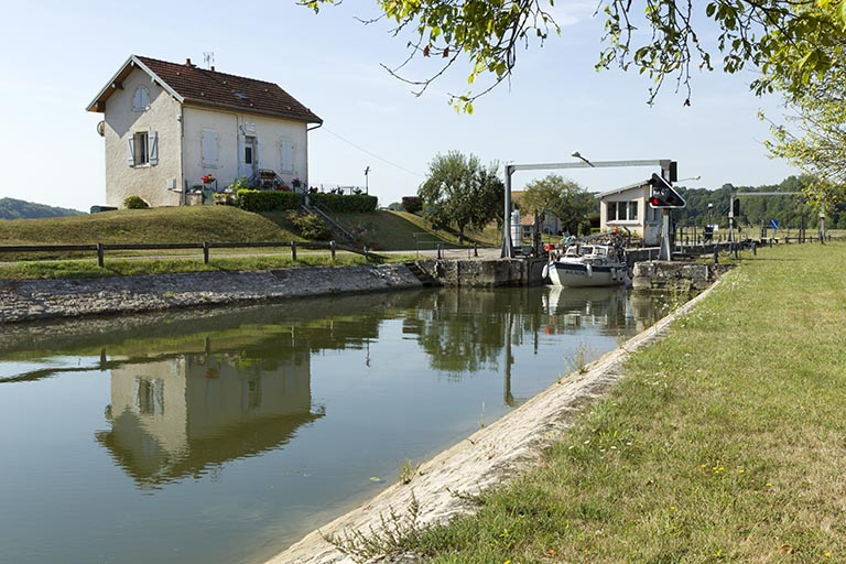 Vue amont du site d'écluse. © Sonia Dourlot / Région Bourgogne-Franche-Comté, Inventaire du patrimoine - 2015 Vue amont du site d'écluse. © Sonia Dourlot / Région Bourgogne-Franche-Comté, Inventaire du patrimoine - 2015