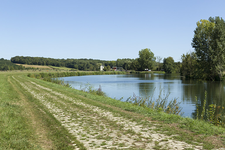 Le chemin de halage. © Sonia Dourlot / Région Bourgogne-Franche-Comté, Inventaire du patrimoine - 2015 Le chemin de halage. © Sonia Dourlot / Région Bourgogne-Franche-Comté, Inventaire du patrimoine - 2015