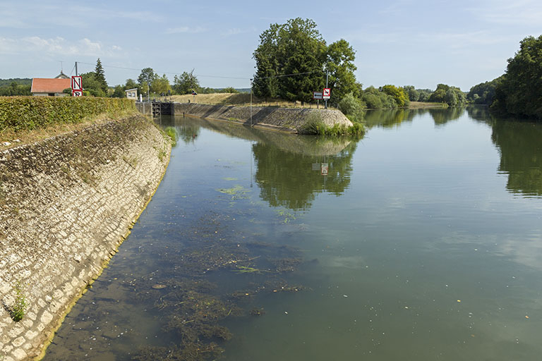 Fin de la dérivation de Chantes en aval de l'écluse. © Sonia Dourlot / Région Bourgogne-Franche-Comté, Inventaire du patrimoine - 2015 Fin de la dérivation de Chantes en aval de l'écluse. © Sonia Dourlot / Région Bourgogne-Franche-Comté, Inventaire du patrimoine - 2015