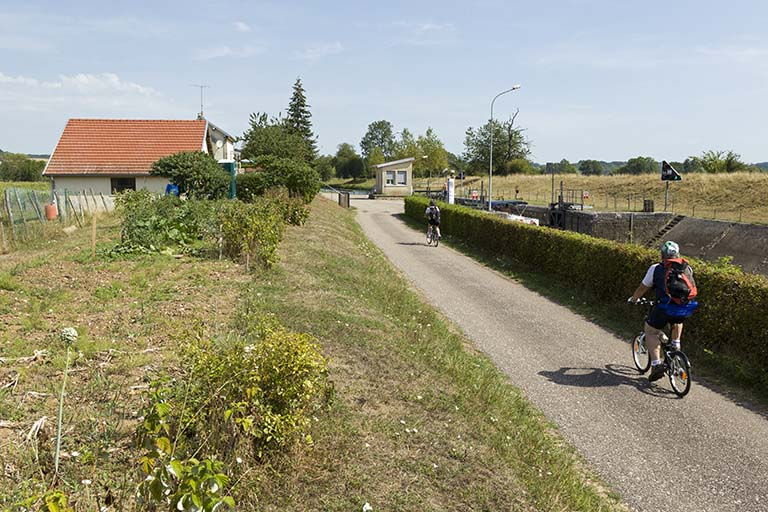 Cyclistes empruntant l'ancien chemin de halage à proximité de l'écluse. © Sonia Dourlot / Région Bourgogne-Franche-Comté, Inventaire du patrimoine - 2015 Cyclistes empruntant l'ancien chemin de halage à proximité de l'écluse. © Sonia Dourlot / Région Bourgogne-Franche-Comté, Inventaire du patrimoine - 2015