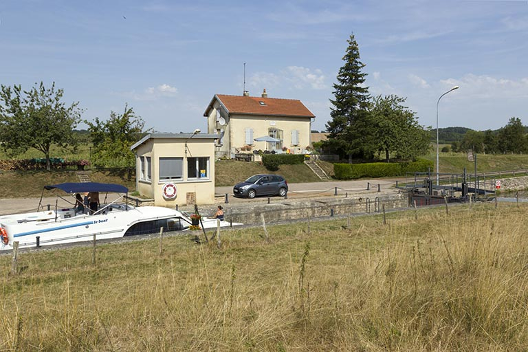 Bateau en train de franchir l'écluse. © Sonia Dourlot / Région Bourgogne-Franche-Comté, Inventaire du patrimoine - 2015 Bateau en train de franchir l'écluse. © Sonia Dourlot / Région Bourgogne-Franche-Comté, Inventaire du patrimoine - 2015