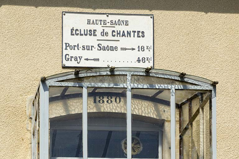 Plaque signalétique de l'écluse. © Sonia Dourlot / Région Bourgogne-Franche-Comté, Inventaire du patrimoine - 2015 Plaque signalétique de l'écluse. © Sonia Dourlot / Région Bourgogne-Franche-Comté, Inventaire du patrimoine - 2015