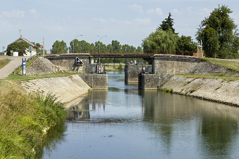 Entrée aval de l'écluse. © Sonia Dourlot / Région Bourgogne-Franche-Comté, Inventaire du patrimoine - 2015 Entrée aval de l'écluse. © Sonia Dourlot / Région Bourgogne-Franche-Comté, Inventaire du patrimoine - 2015