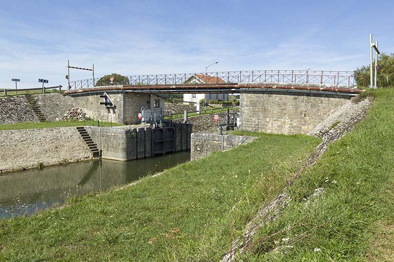 Bief aval de l'écluse. © Sonia Dourlot / Région Bourgogne-Franche-Comté, Inventaire du patrimoine - 2015 Bief aval de l'écluse. © Sonia Dourlot / Région Bourgogne-Franche-Comté, Inventaire du patrimoine - 2015