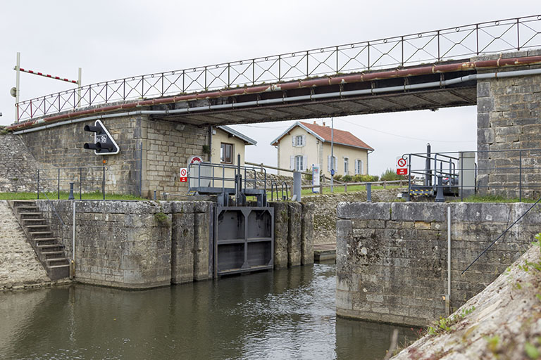 Vue amont. © Sonia Dourlot / Région Bourgogne-Franche-Comté, Inventaire du patrimoine - 2015 Vue amont. © Sonia Dourlot / Région Bourgogne-Franche-Comté, Inventaire du patrimoine - 2015
