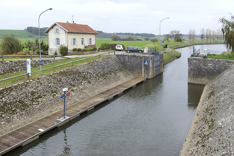 Les perrés inclinés de l'écluse de garde. © Sonia Dourlot / Région Bourgogne-Franche-Comté, Inventaire du patrimoine - 2015 Les perrés inclinés de l'écluse de garde. © Sonia Dourlot / Région Bourgogne-Franche-Comté, Inventaire du patrimoine - 2015